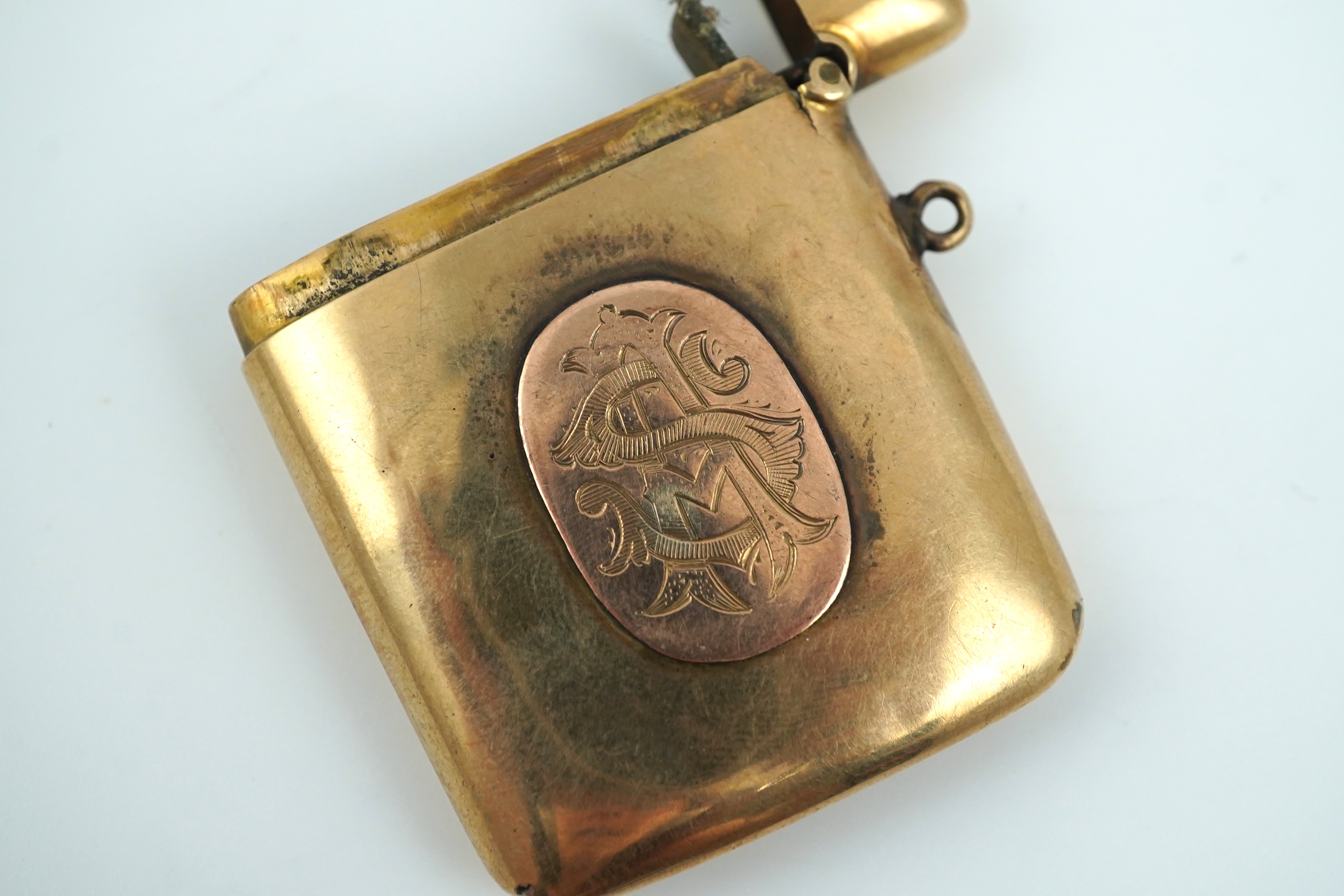 An Edwardian 9ct gold vesta case, circa 1909